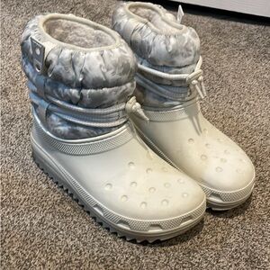 Women’s Size 9 Crocs Snowboots White and Grey Faux Fur Lined Outdoor Boots Snow